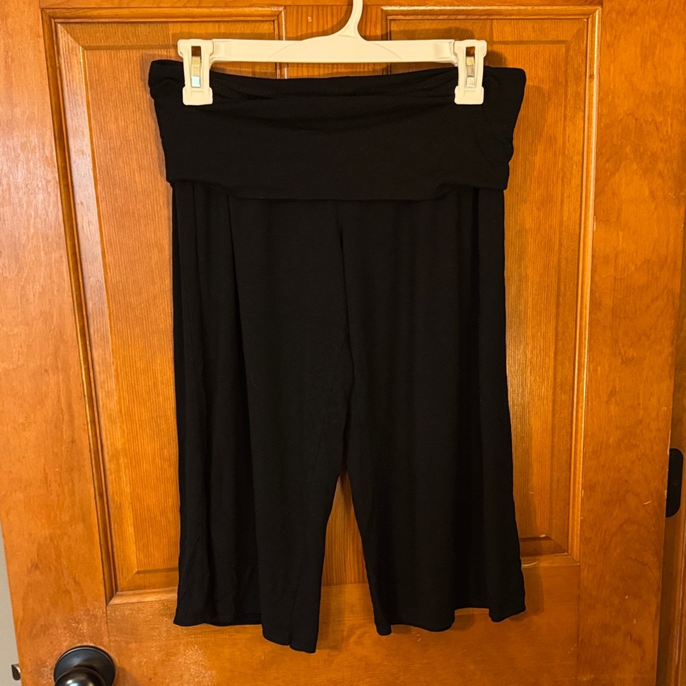 Gilligan & O'Malley Black Wide-Leg Capris with Fold-Over Waist